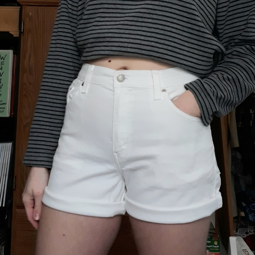 White Levi's Stretchy Shorts Size 8 - Picture 4 of 11